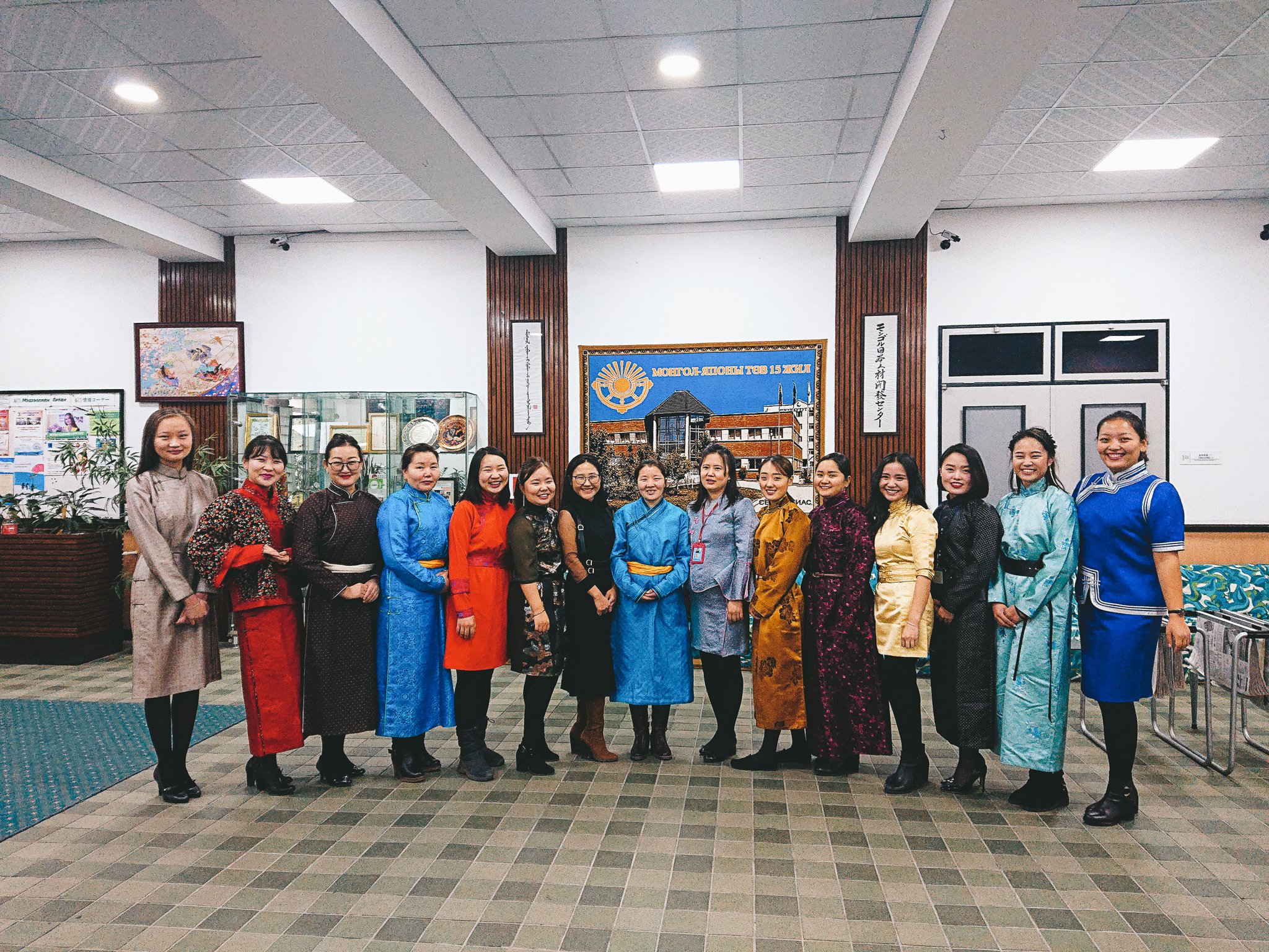 モンゴル日本センター公式 ビジネス交流 日本センターは本日旧正月明け最初の出勤日となります 女性スタッフはモンゴル の民族衣装であるデールを着てお客様をお出迎え致します 一言にデールと言っても様々なデザインがあります モンゴル 旧正月