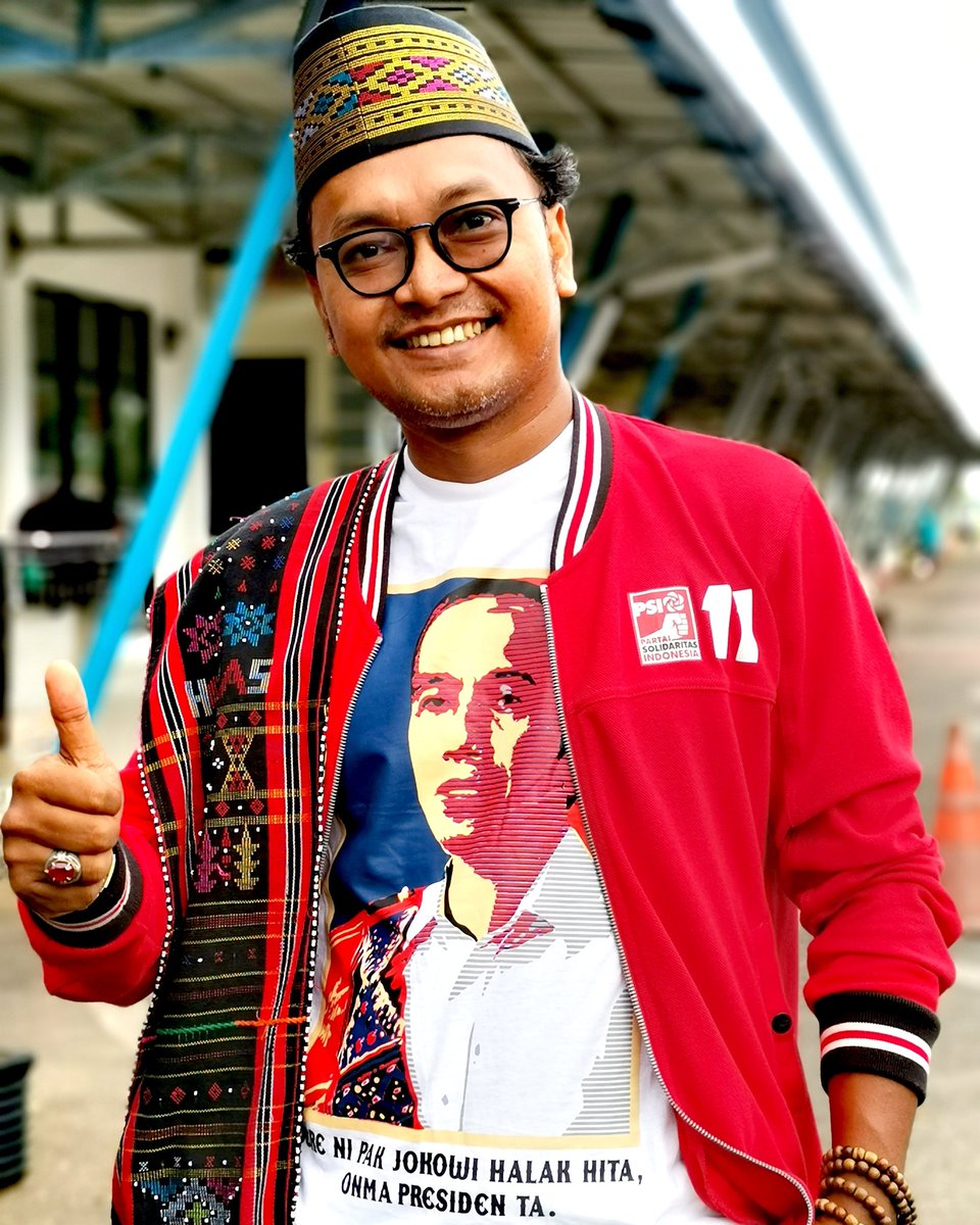GunRomli's tweet photo. HORAS!

BERE NI PAK JOKOWI HALAK HITA. ONMA PRESIDEN TA.

(Menantu Pak Jokowi Orang Kita. Inilah Presiden Kita)

*Kaos dari Monang Tabagsel 

#Jokowi #PSINomor11 #Tabagsel #Tapanuli #Sumut #mandheling #Angkola #toba #Monang #MonangJokowiAmin #MonangJokowi

https://t.co/5dqURNxzSL https://t.co/9oqU0ebMaG