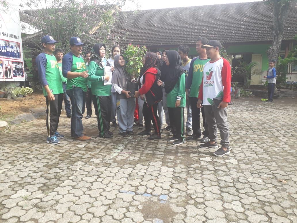 dinaspuckpp_bwi's tweet photo. Pagi ini dilaksanakan kegiatan penyerahan bibit tanaman dan tanam bersama oleh Tim @bwangiberkebun DPU CKPR serta Tim UPTD Wil II Rogojampi kepada SMPN 1 Rogojampi
@AzwarAnas_A3 @ir_mujiono @banyuwangi_kab https://t.co/hvKnoSSMX0