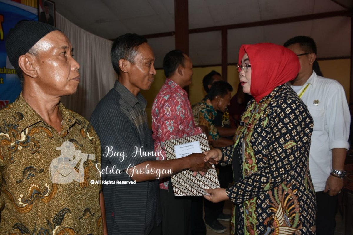 humasGrobogan's tweet photo. Bupati Grobogan @SumarniGrobogan Menyerahkan Sertifikat Pronas "Pendaftaran Tanah Sistematis Lengkap" utk masy kec. Pulokulon
@Moh_Sumarsono @atr_bpngrobogan @TbGrobogan @kodimpurwodadi @ganjarpranowo @humasjateng
#sertifikat #pronas #purwodadi https://t.co/zQRUwksp8h