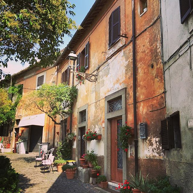 Build so that the locals can maintain and sustain their own homes, generation after generation. The work of 17th century craftsmen lives on, and their descendants remain in the town they created.  #GoodUrbanism  #BuiltByHand