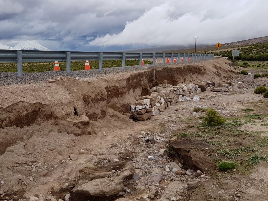 DPPParinacota's tweet photo. ⭕️A #Visviri se traslada Gob @mzarap para reunirse con alcalde @generallagos, Alex Castillo y conocer situación de la zona altiplánica.  Luego inspecciona obras preventivas en #Chujlluta. Trabajo conjunto @GobiernodeChile @sebastianpinera @MLoretoLetelier
#ChileLoHacemosTodos https://t.co/9xgObBqMqF