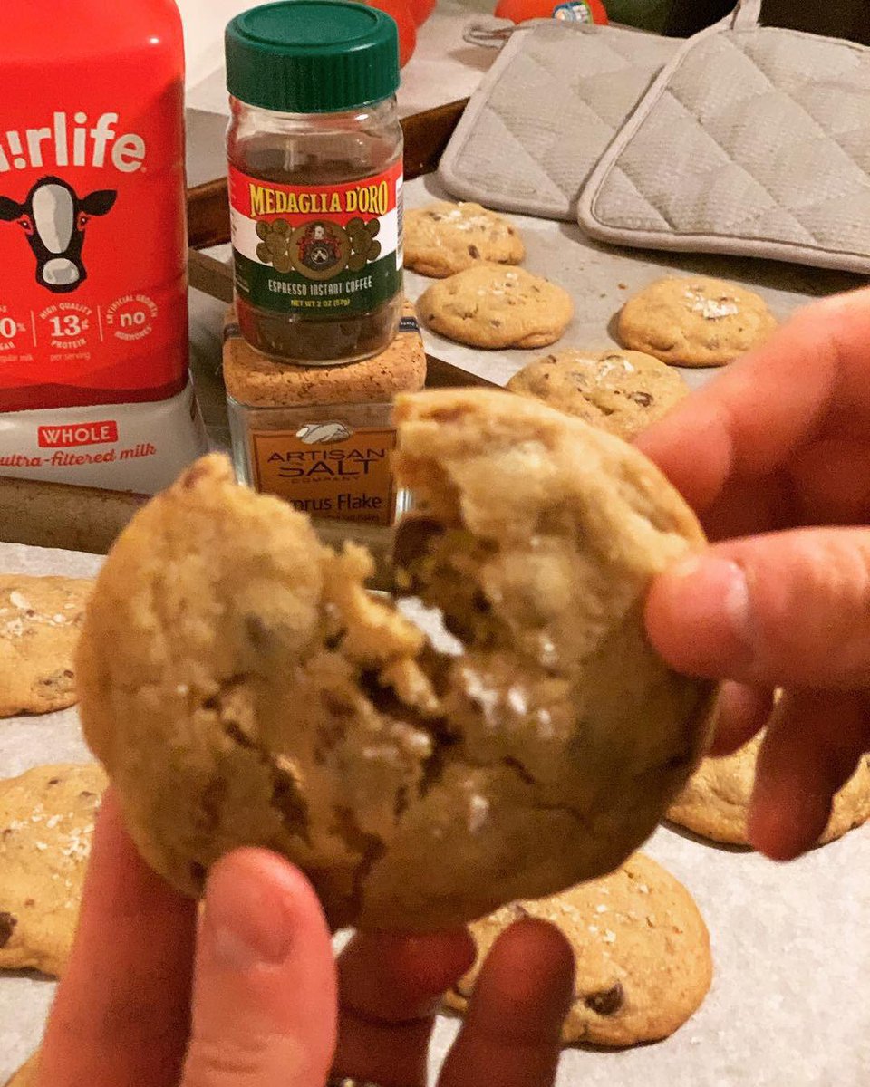 Keekers41's tweet photo. @freddieart was craving something sweet & crunchy, so I obliged with some homemade #ChocolateChipCookies 🍪 Added a shot of #espresso and topped them off with a sprinkle of #FlakedSeaSalt 🙌🏻 🤤 #DroolWorthy #SnackFix #ComfortFood #HappyHubby #SweetAndSalty https://t.co/8WTe5GIxT8