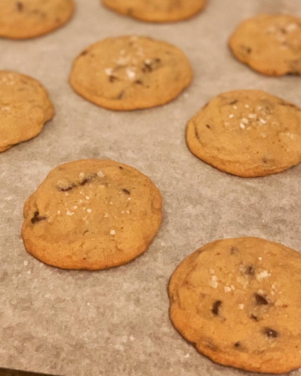 Keekers41's tweet photo. @freddieart was craving something sweet & crunchy, so I obliged with some homemade #ChocolateChipCookies 🍪 Added a shot of #espresso and topped them off with a sprinkle of #FlakedSeaSalt 🙌🏻 🤤 #DroolWorthy #SnackFix #ComfortFood #HappyHubby #SweetAndSalty https://t.co/8WTe5GIxT8