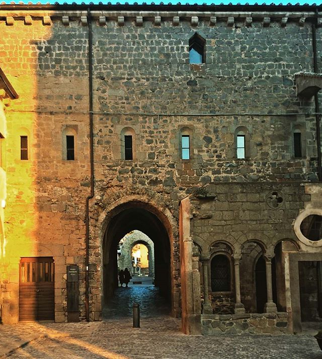 Build for the ages. The workmanship of unnamed 13th century stonemasons, carpenters, plasterers, dyers, smiths, glass blowers, tillers, charcoal makers, lime makers...  #GoodUrbanism