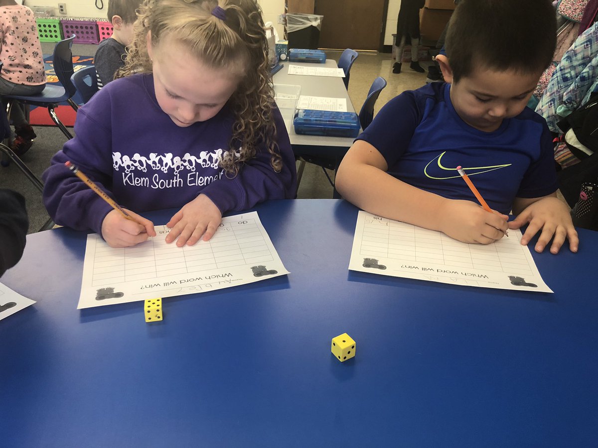 MrsRozziKS's tweet photo. We learned a fun new way to practice sight words today. #rollandgraph https://t.co/zo7VdMHmC8