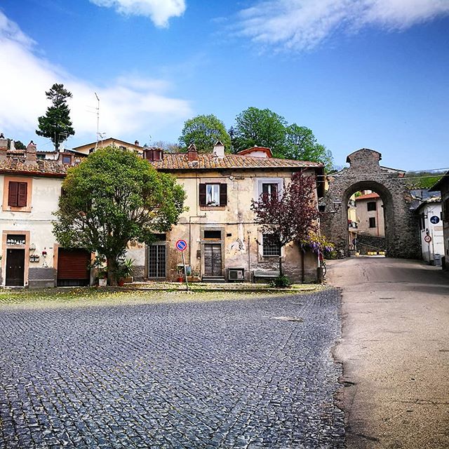 Let the city be a city and the countryside only countryside. Gates are holy and good fences make good neighbors.  #GoodUrbanism in one of the two gates of San Martino al Cimino.
