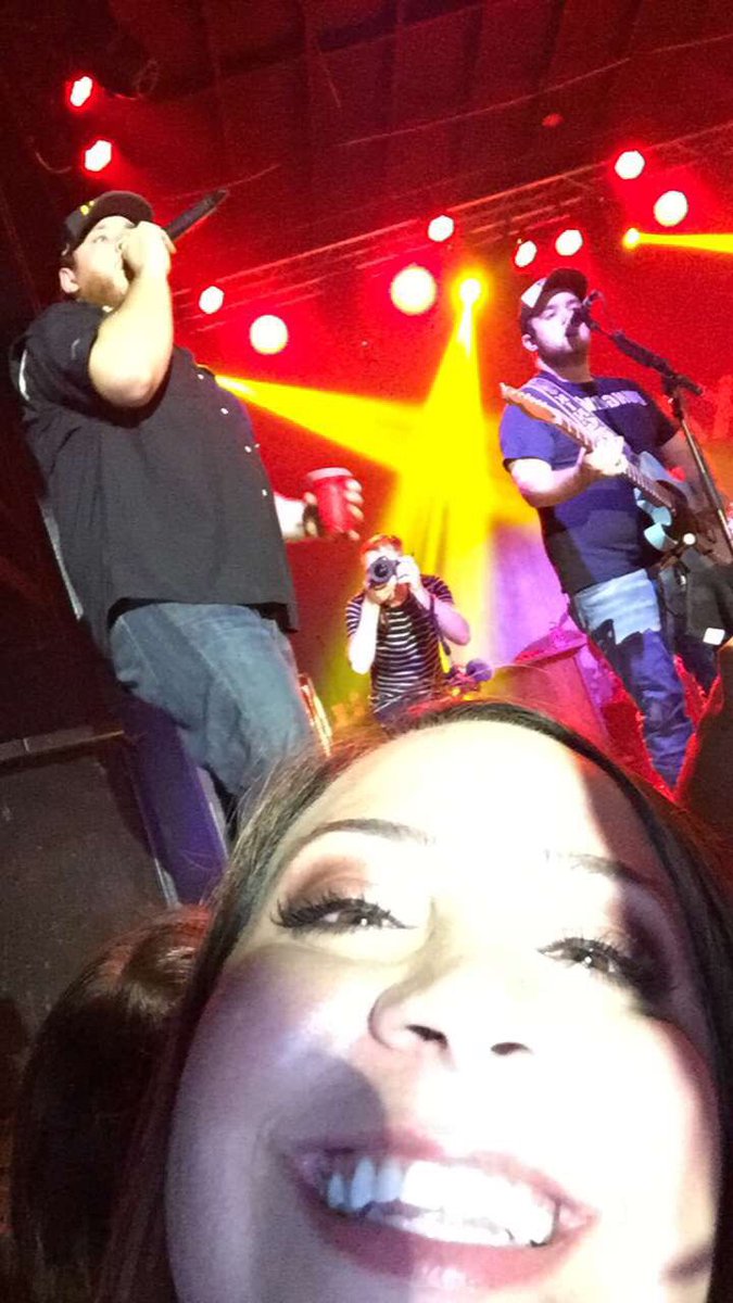 mogs504's tweet image. Two days till I’ll be seeing ⁦@lukecombs⁩. This was my “selfie” with him last time. 😂 #BatonRouge #LukeCombs #DontTemptMeWithAGoodTime