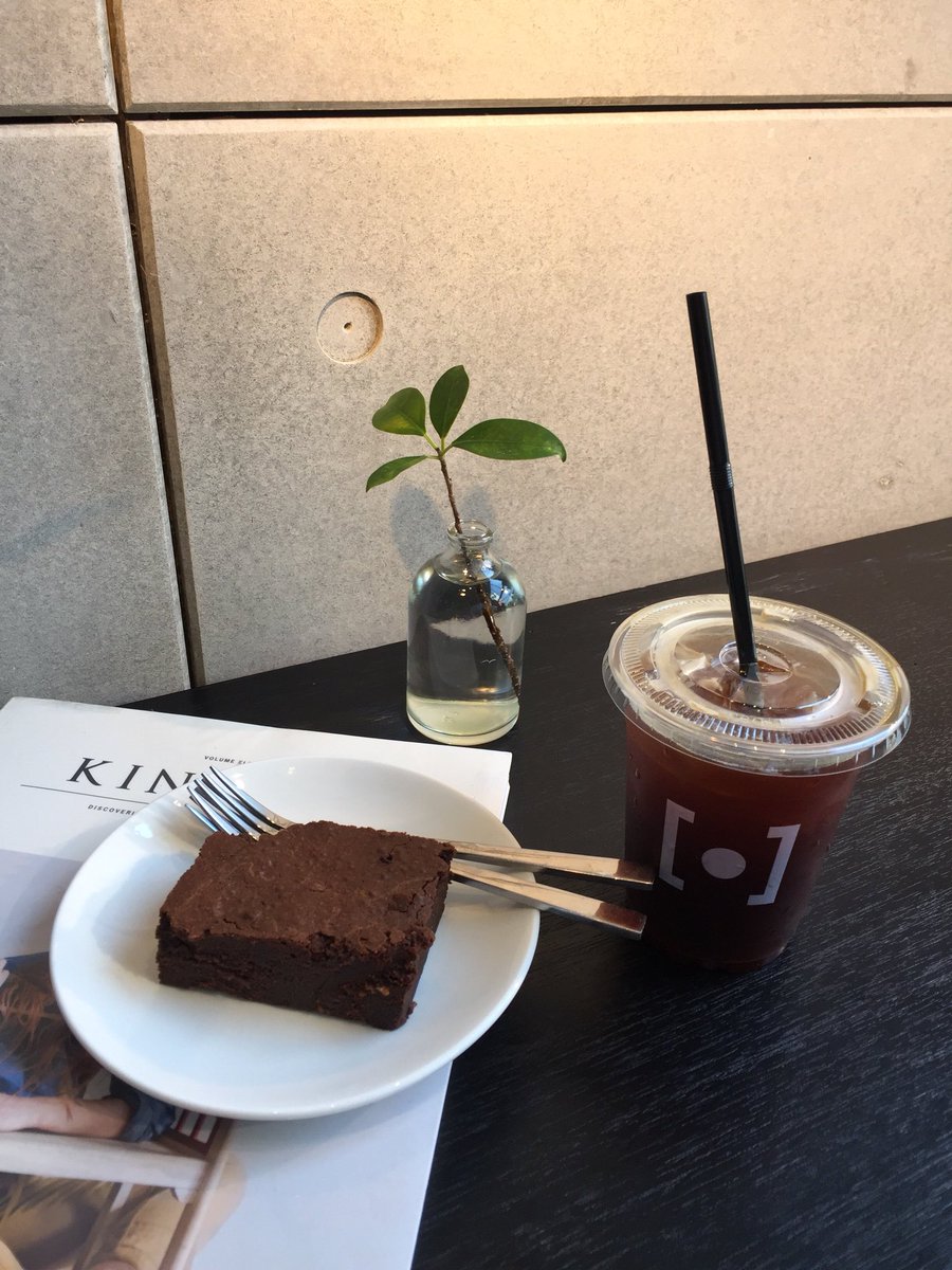 zerobkk's tweet photo. F.I.X COFFEE
ร้านกาแฟโทนสีดำ มินิมอลดี ร้านสูงโปร่ง นั่งได้สบายๆ บรรยากาศดี Americano (90.-) รสชาติออกเปรี้ยว  Brownie รสหวานไปนิด แต่กินกับกาแฟขมๆก็เข้ากันดีค่ะ 
📍ศาลาแดง ซอย1 (ใกล้ๆกันมีร้าน eureka กับร้านไอติม guss damn good เผื่อใครอยากไปhopหลายร้าน) @aroii #รีวิวคาเฟ่ https://t.co/rOd4SPnGVX