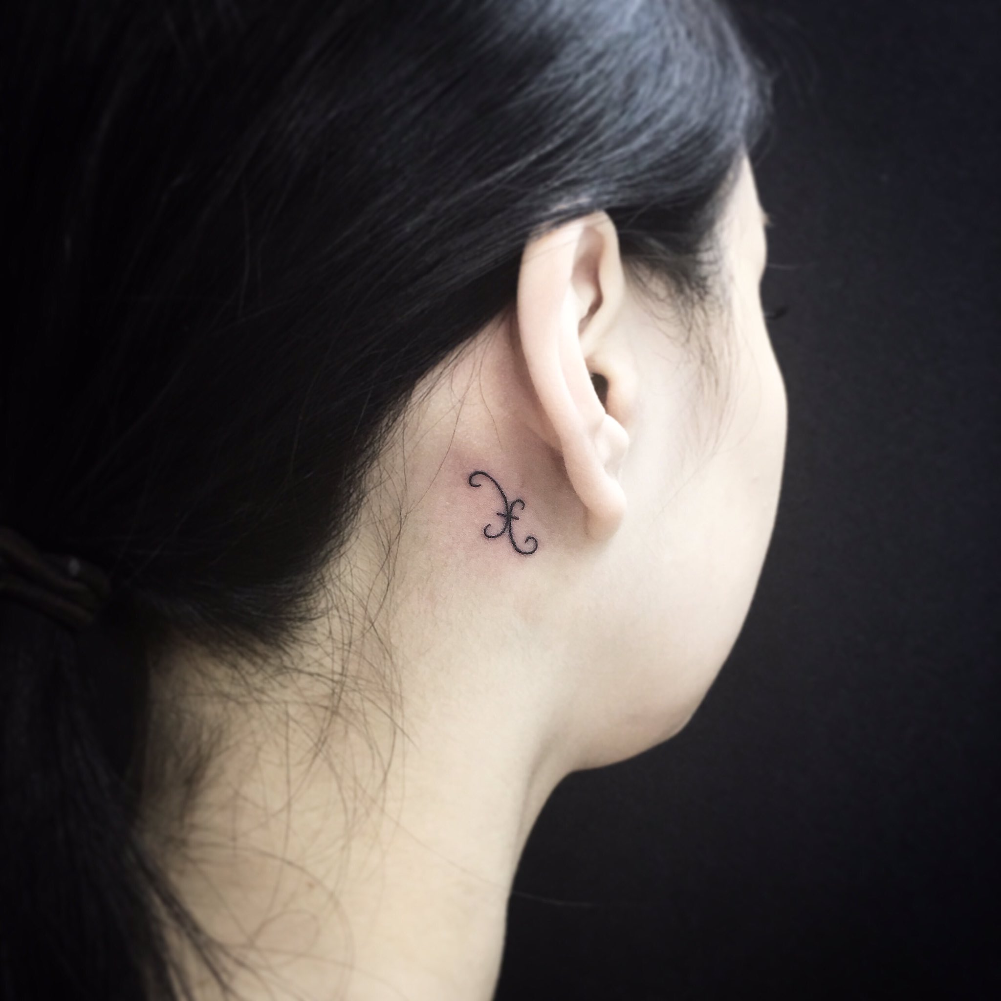 新宿タトゥー Fox Gate Tattoo 在 Twitter 上 耳裏 魚座のタトゥー 2月8日 本日も営業中 和彫りからワンポイント トライバル B Gまでオールジャンル対応のタトゥースタジオ 東京新宿fox Gate Tattoo 新宿駅徒歩7分 個室ブース完備 その他のタトゥー