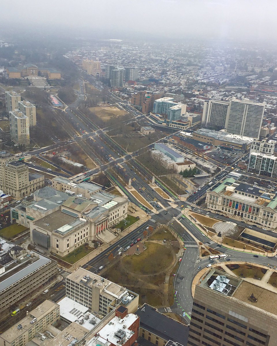pkwycouncilphl's tweet photo. It was a foggy morning, so you'll have to take my word that the views from the @fsphiladelphia will be spectacular, in every direction. I just happen to be drawn to THIS one! #parkwaymuseumsdistrict #uphighinthesky https://t.co/VwhfqJjz17