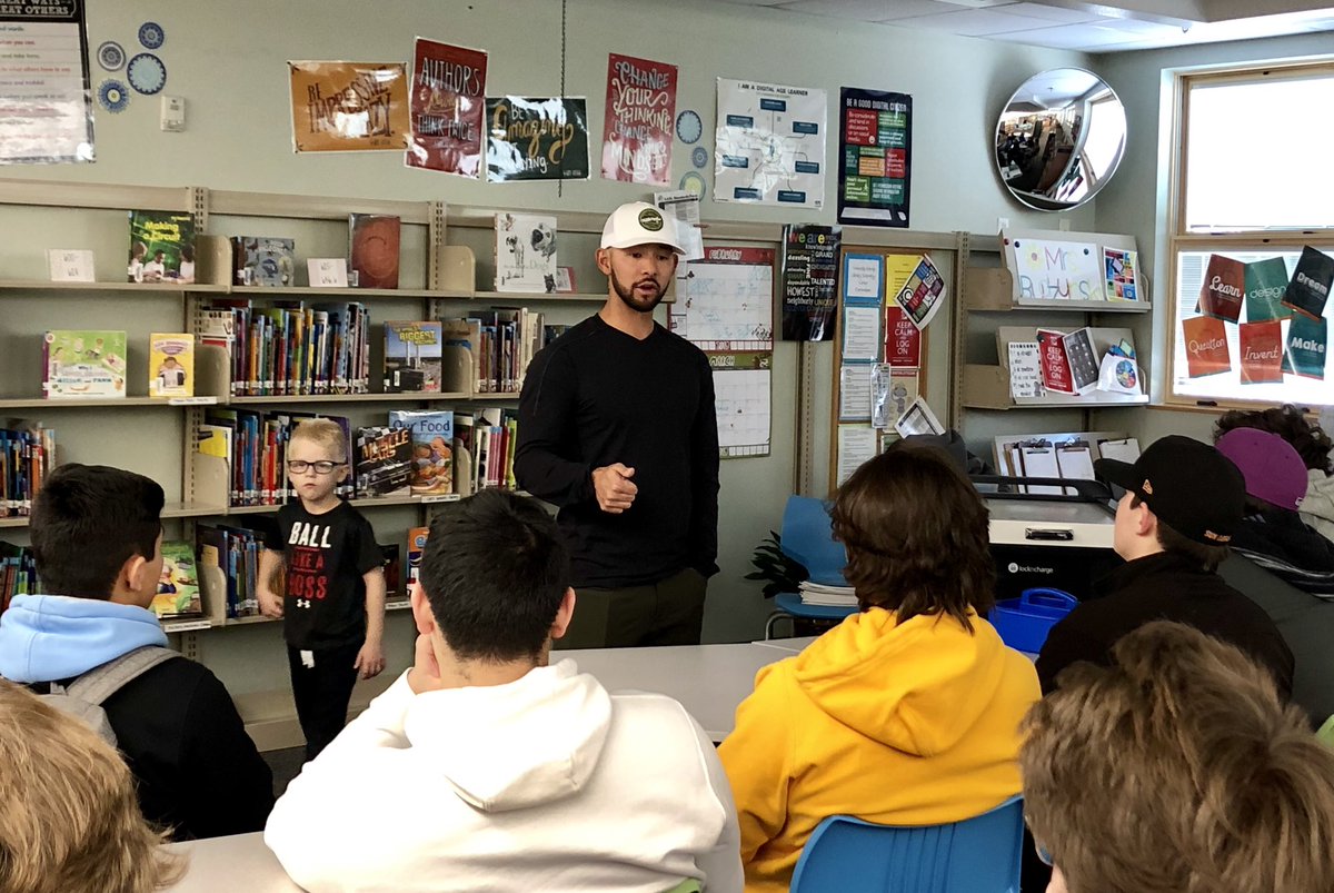 U_H_S_Baseball's tweet image. Very blessed to have Coach Kai @ThatGuy__Kai speak to the guys today about culture and what it takes to be successful. Thanks for taking the time to make a difference Coach! #GRIT #norolloverminutes #repeattheprocess