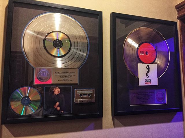 thatcostasound's tweet photo. Making records in Calabasas... Feeling grateful & inspired surrounded by such legendary accomplishments ๐๐ฝ #Godisgoodallthetime #MichaelJackson #WhitneyHouston #Darkchild #legendary #thatcostasound #LA #Calabasas https://t.co/Obpw1JNdyS https://t.co/CNJjMuRbi1