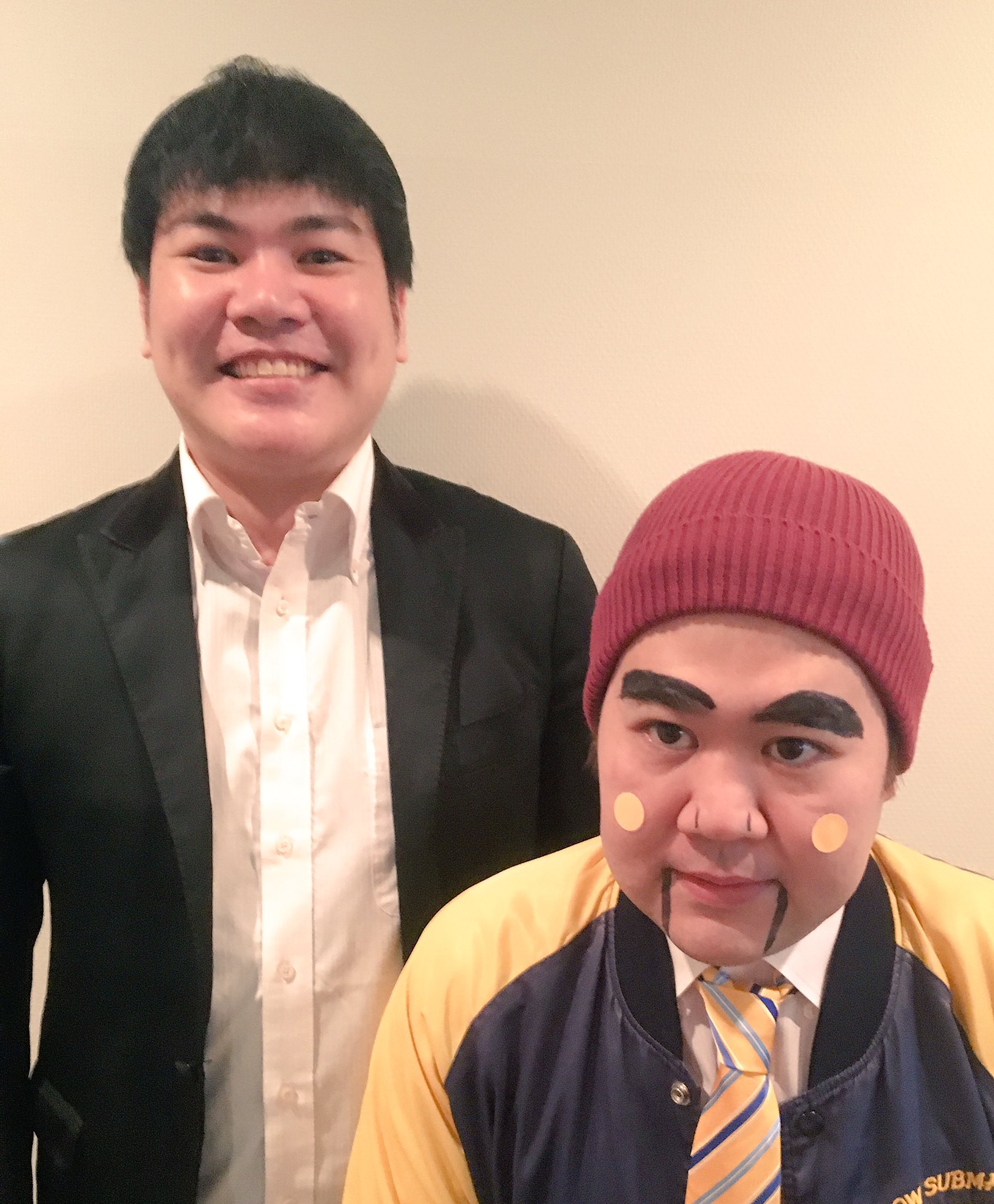 しゃもじ たーにー いっこく堂さんと人形 のはずが キャンキャン玉城さんがいっこく堂さんに似てると思い 写真を一緒に撮りました えーと 笑っちゃうぐらい似てなかったです 人形のテンションもだんだん下がってる気がしてジワります T Co