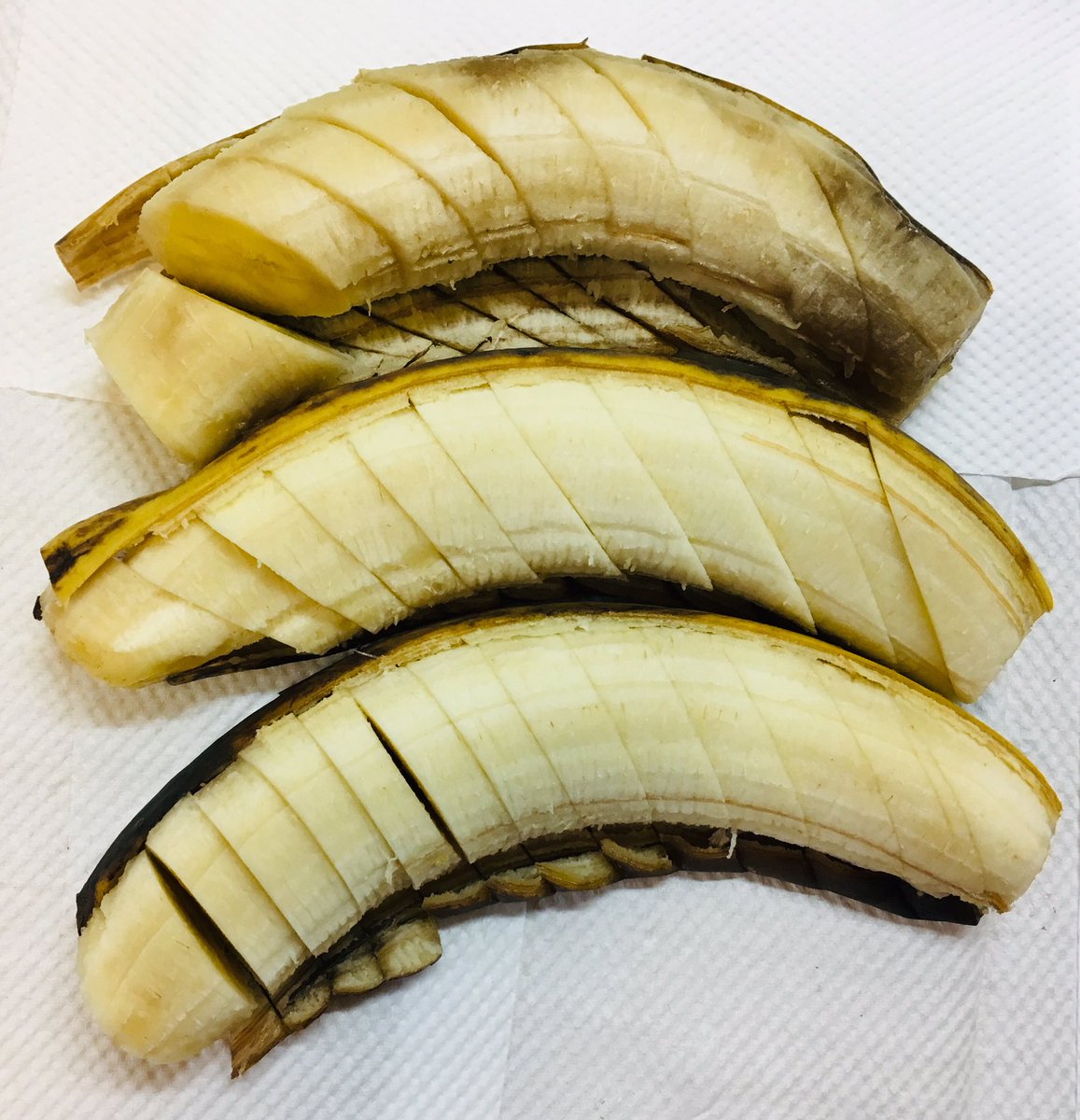 みみりん 真っ黒になったバナナは とても甘い 3回に分けて冷凍しました バナナの両端を切る 皮を半分ほどむく 斜めに切る ラップで包んで冷凍 チョコレートと 砕いたアーモンドをかけたら デザートができたよ