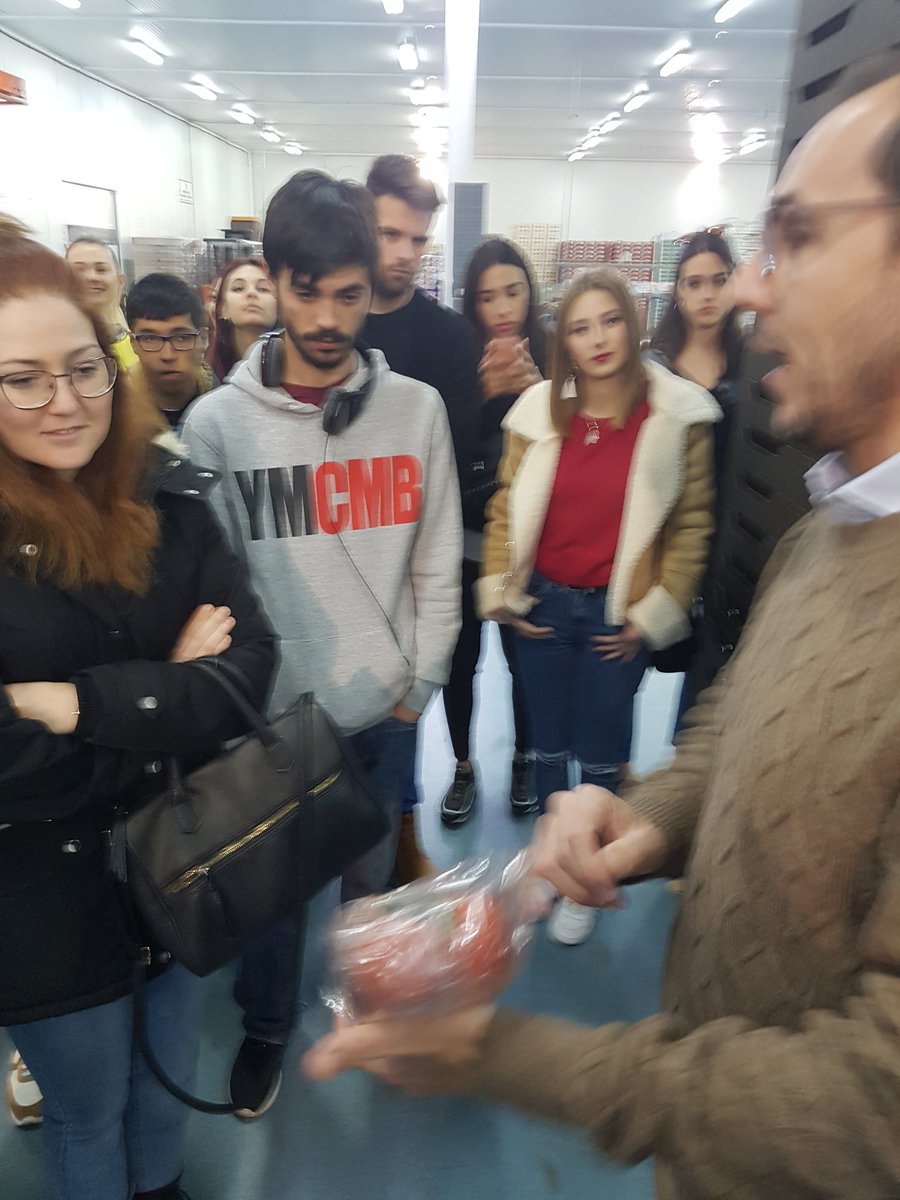 MarketTeacher's tweet photo. .@iesromeroesteo Hoy aprendemos gracias a @frunetoficial y Antonio Lavao, todo un referente empresarial de #Malaga #FP @FP_nra22 @ppenalvera @FP_eel11 @Patrysa10 @EEspigares @J_A_Mata @iElenaR @LidiMarGon https://t.co/JmU3hsGDOW