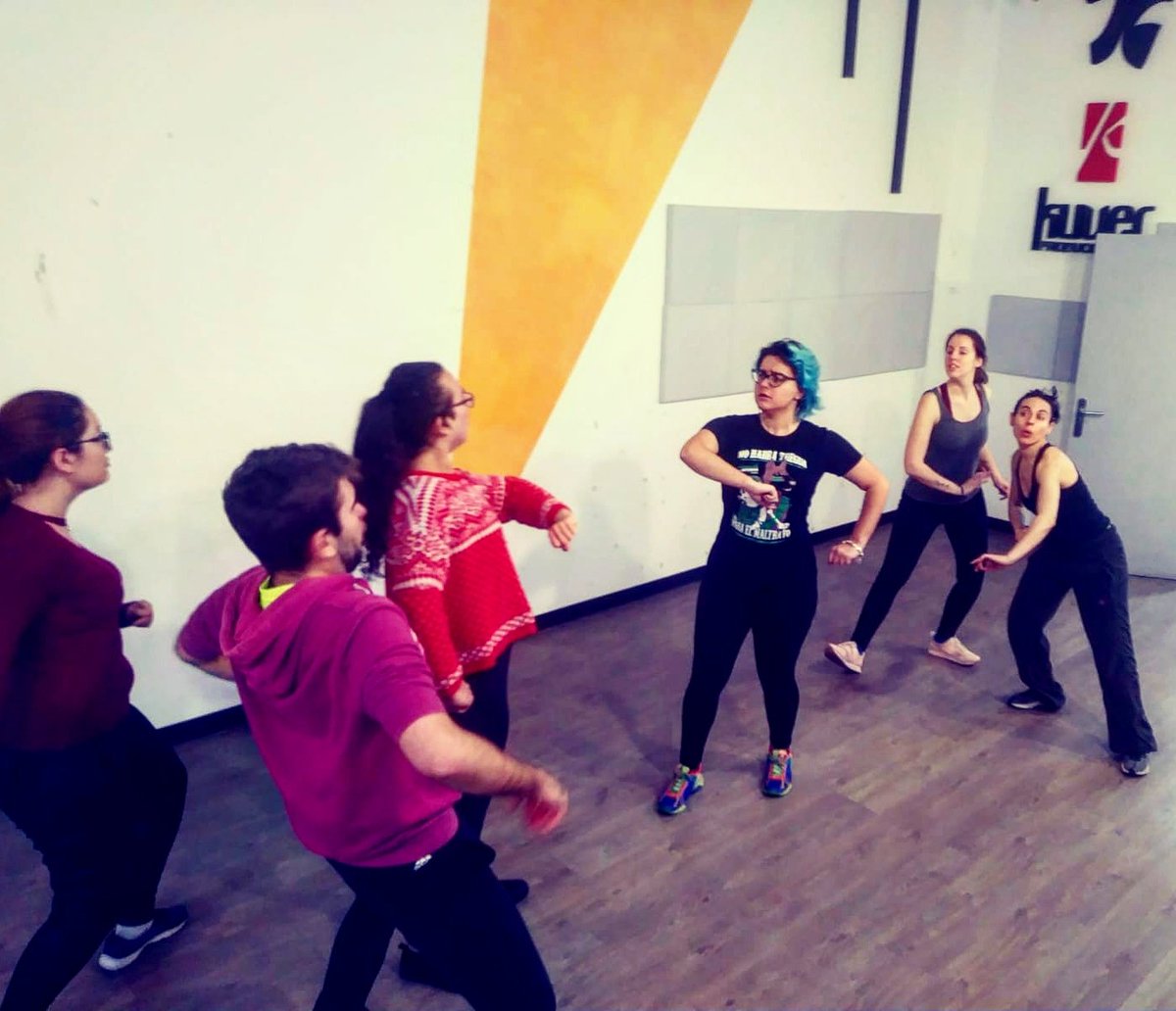 artedramaticoAL's tweet photo. Asignatura de Commedia dell'Arte. "¿Es a mí? ¿Hmm? ¿Sí? ¿A mí? ¡Mmmmmmm! #EADCA #TeatroCervantesAlmería #EstudiosSuperiores #Commediadell'Arte #Actrices #Actores #JuegoEscénico https://t.co/fubtadGBSd