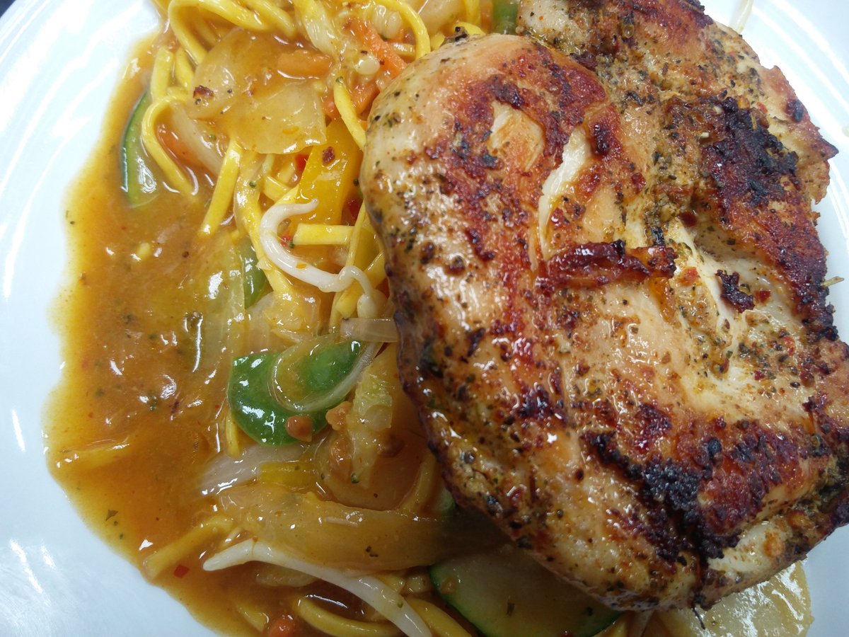 BialinnD's tweet photo. To " satayfy " anyones hunger try our marinated chicken breast with satay vegetables and sesame noodles @BialinnD @BaxterStorey https://t.co/zcRntbILt8