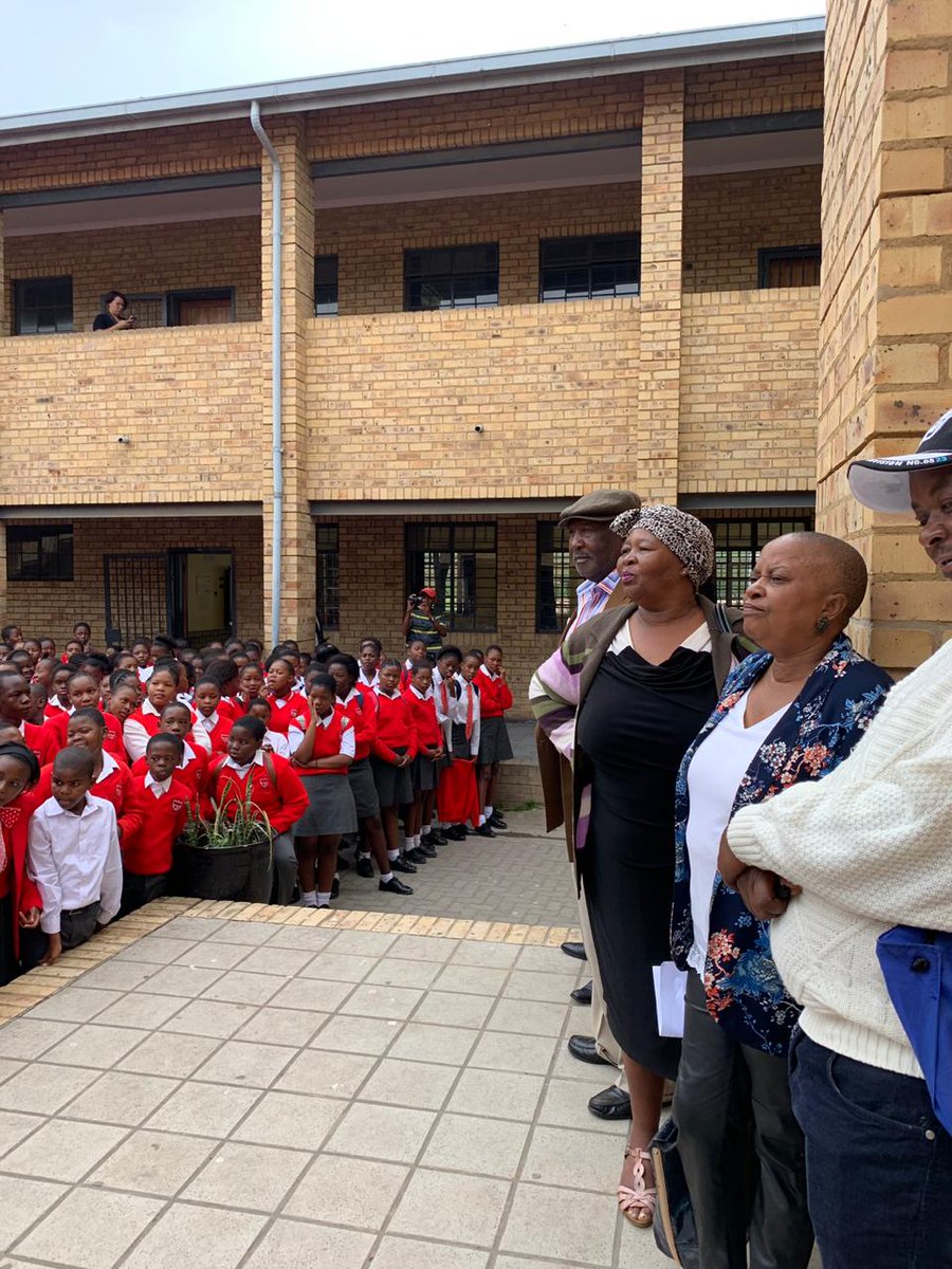 momsyru's tweet photo. Proud to be part of an organizaion like @oracle that actively participates in philanthropic efforts and giving back to our community 😎 Morning spent with my @Oracle_Africa @OracleWomenLead colleagues giving back to Thembisa school #PonelopeleOracleSchool #LifeAtOracle https://t.co/Sr80IXiTlO