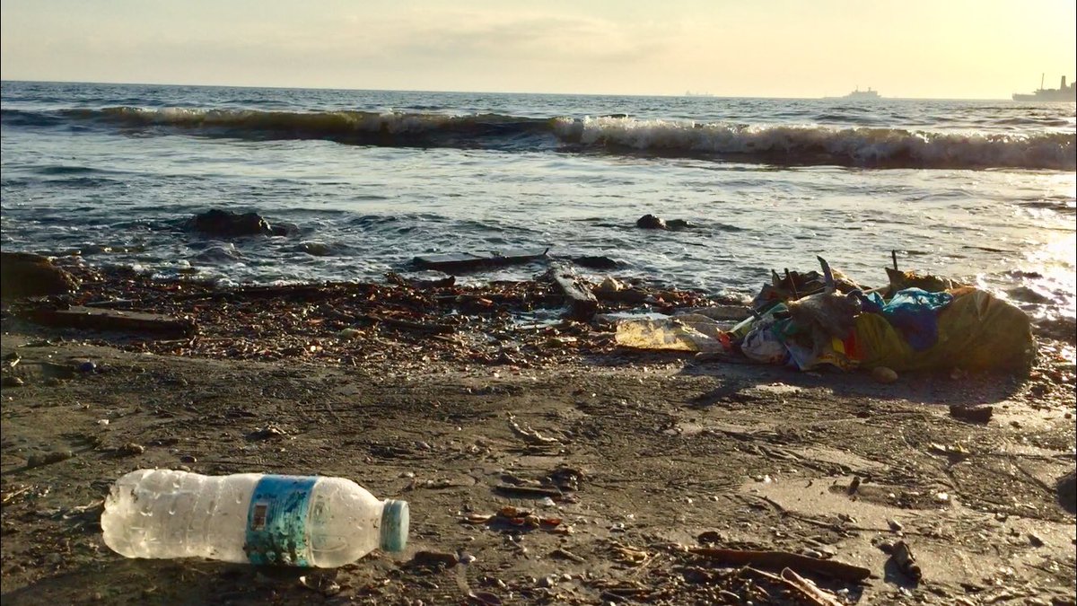 ABSCBNNews's tweet image. Pieces of trash return to the coastline of newly-cleaned Manila Bay as people continue to flock to the shores despite barricades. | via @michael_delizo