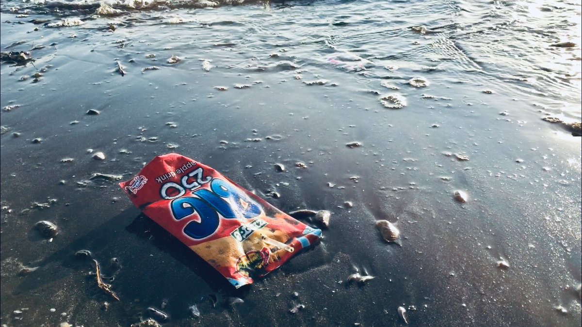 ABSCBNNews's tweet image. Pieces of trash return to the coastline of newly-cleaned Manila Bay as people continue to flock to the shores despite barricades. | via @michael_delizo