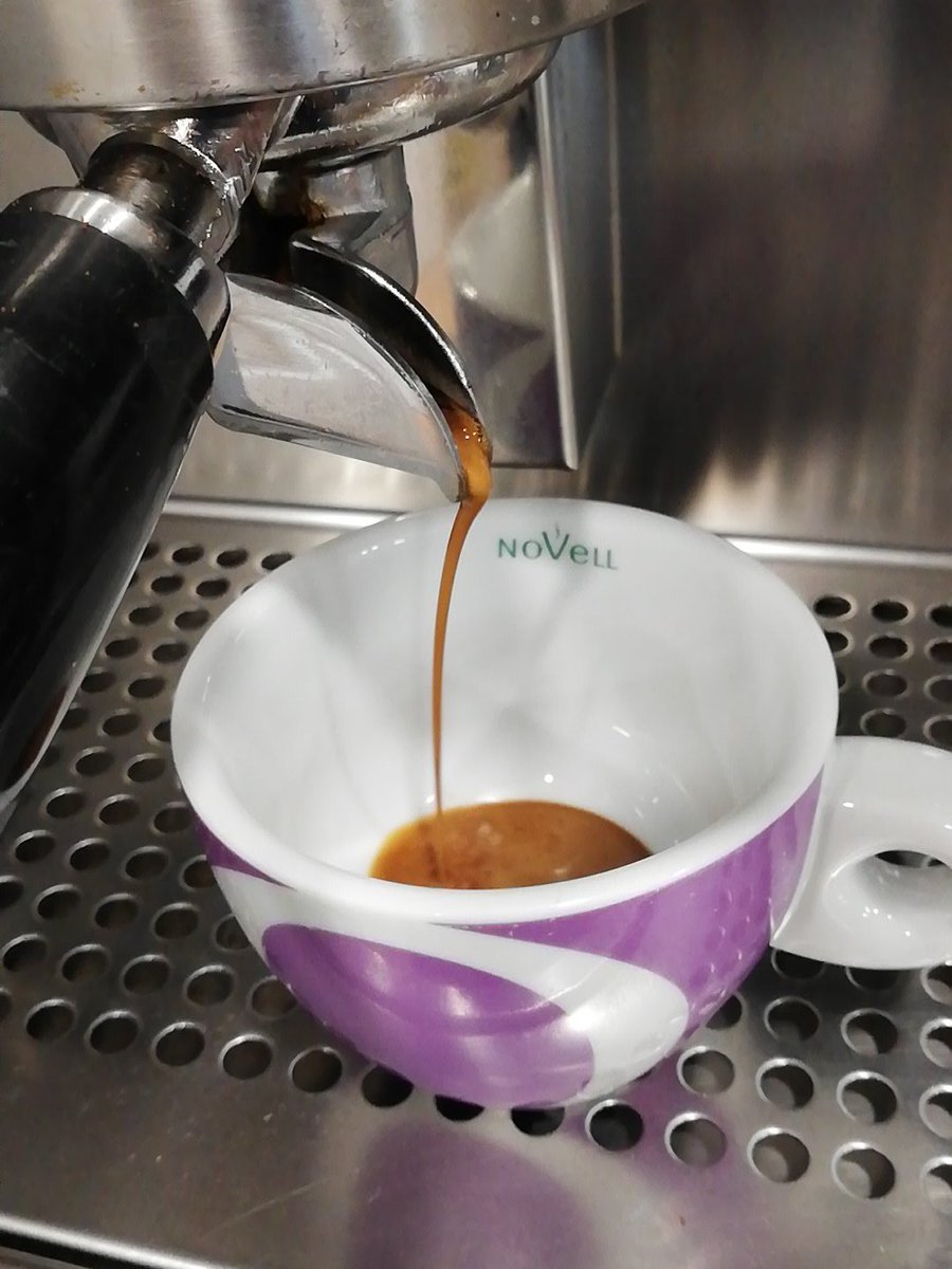 Quan demaneu un cafè fixeu-vos en la caiguda. Ha de ser com aquest. És el q es diu "cola de ratón". Vol dir q el gra està molgut i prensat a la perfecció. Bon dia, matiners!!