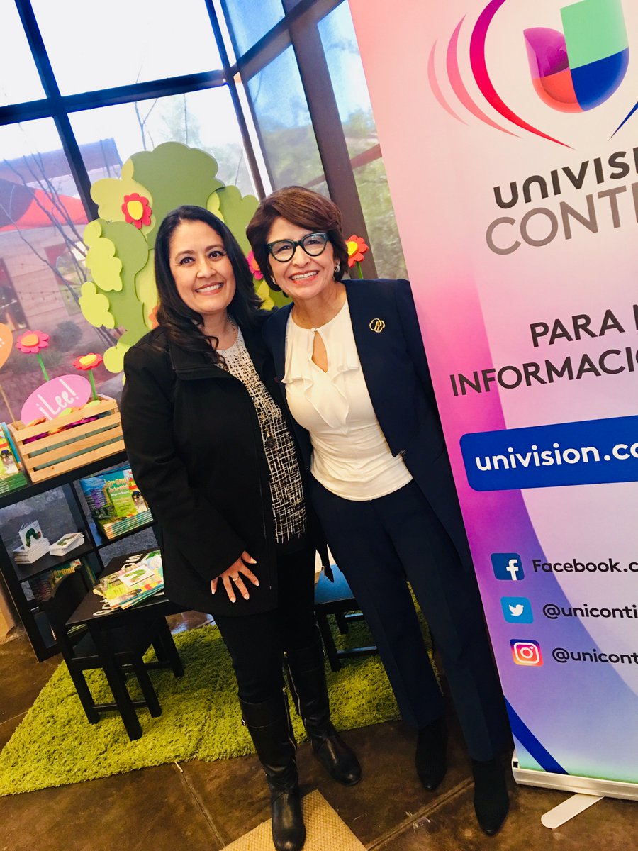 PoRtAvOz's tweet photo. Rocket Scientist and CEO of the @girlscouts @SylviaAcevedo and President and General Manager of @UnivisionAZ, @asantamaria15 during a visit to our studios. Did you know that 58% of the women elected to the US Congress were girl scouts? #PathToTheStars #GirlScoutCookies https://t.co/7sBfTiw8mB