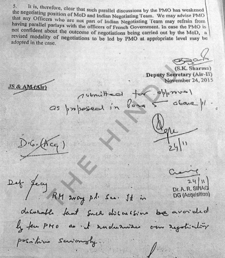 vpvidrohi's tweet photo. #RafaleDeal मामले में 
#रक्षा_मंत्रालय का #द_हिंदू में छपा यह नोट 
चीख-चीख कर कह रहा #प्रधानमंत्री नरेंद्र #मोदीजी उर्फ "#चौकीदार_ही_चोर_है"
#Chowkidarchorhai #RafaleScam #ModiLies #BJP_भगाओ_देश_बचाओ #महाझूठा_प्रधानमंत्री #Liar_PM #BJP420Party #FascistBJP #ThiefPrimeMinister https://t.co/LrIhNBaxMe