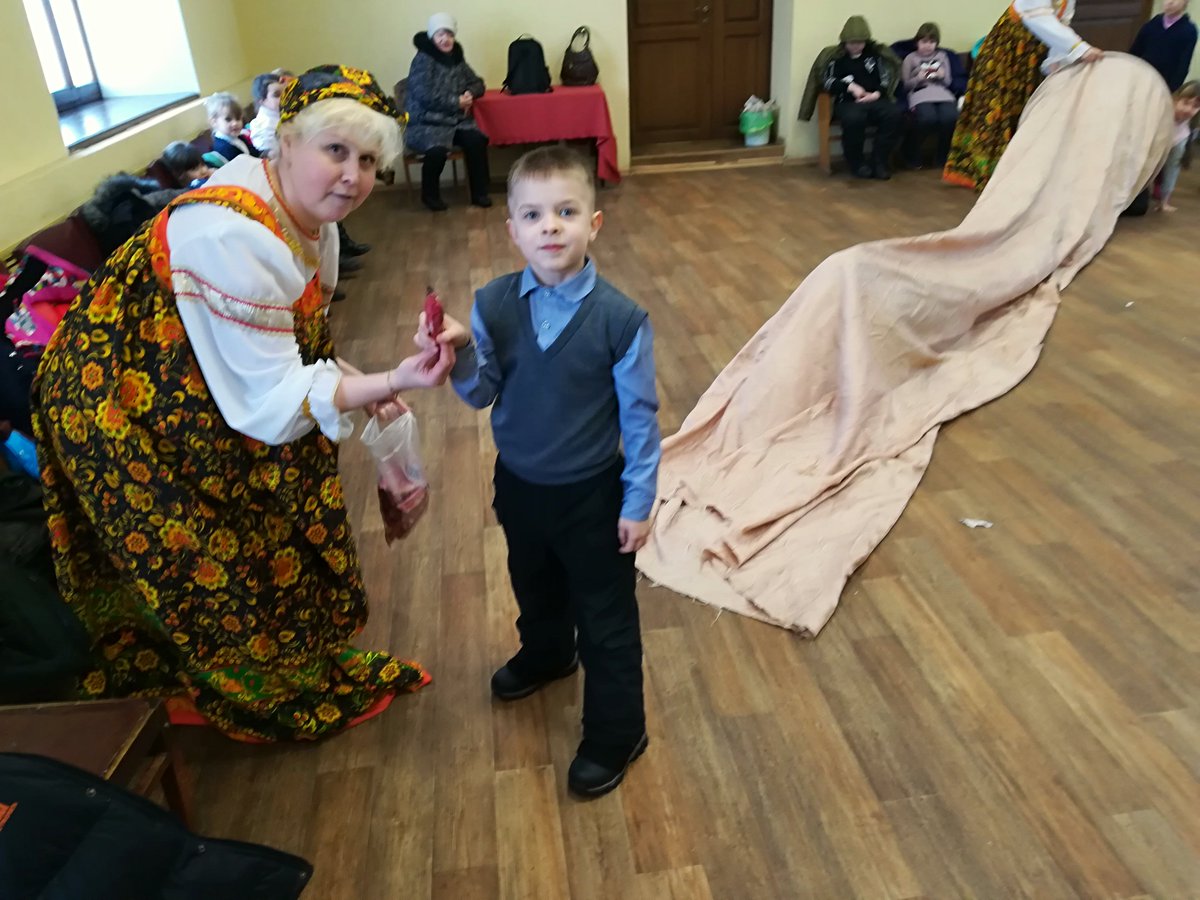 07.02.2019 г. Работники КДК Рыбкина А. и Малиновская Л. провели познавательно-игровую программу "Забавный чемоданчик" для учащихся младших классов Лухской школы, посвященную основателю Театра Демидова В.В. "Две матрешки" познакомили детей с русскими играми и забавами.