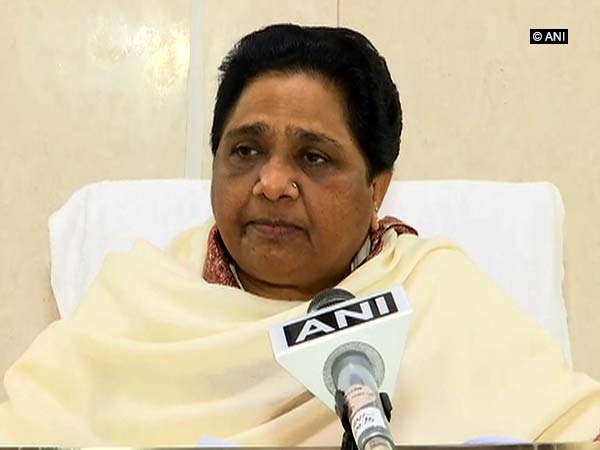 ANINewsUP's tweet photo. Supreme Court says prima facie BSP leader Mayawati has to pay back all the public money spent on statues while hearing a plea seeking direction to restrain her from spending public money on building statues. CJI Ranjan Gogoi says it would hear the plea on April 2. (file pic) https://t.co/I6vWjTujfR