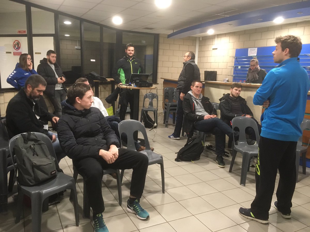 FlorenceSauval's tweet photo. #HBCSAPHSoiréedeformation, acte 2 ouverte aux entraîneurs de clubs.
Animée par Julien Vasseur et Nicolas Harvent ). Présentation d’un panel de petites situations sur le duel offensif avec les -15 ans filles du club 👏👍 https://t.co/KH0uu6Oaxn