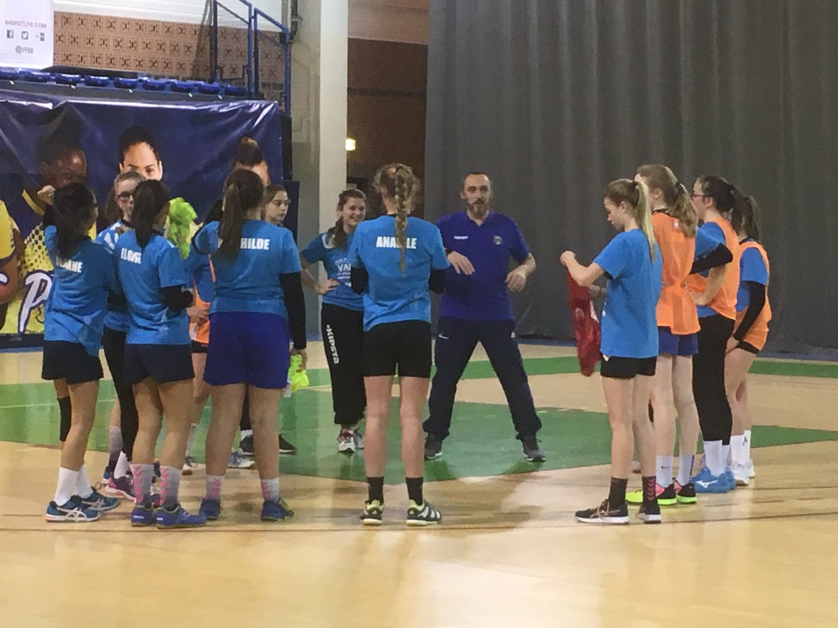 FlorenceSauval's tweet photo. #HBCSAPHSoiréedeformation, acte 2 ouverte aux entraîneurs de clubs.
Animée par Julien Vasseur et Nicolas Harvent ). Présentation d’un panel de petites situations sur le duel offensif avec les -15 ans filles du club 👏👍 https://t.co/KH0uu6Oaxn