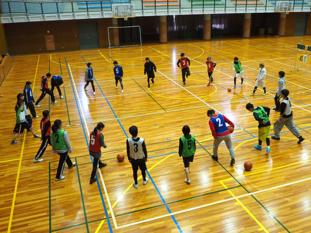 愛知産業大学 Pa Twitter １ ３０ 水 に本学恒誠館 体育館 にて学生委員会主催の学部有志学生による球技大会を開催 参加者は フットサル 同好会を中心に２２名ほど フットサルとバスケットボールの２競技を行いました 参加者全員に参加賞が送られました 愛知産業