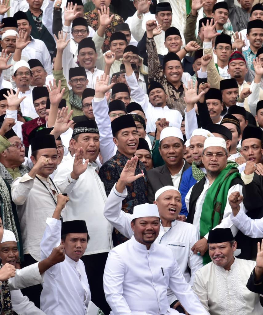 jokowi's tweet photo. Bank wakaf mikro yang sudah berjalan, dan tahun ini sekitar 1.000 balai latihan kerja khusus dibangun di pondok-pondok pesantren, dilakukan pemerintah berkaitan dengan ekonomi keumatan. Jika lancar, BLK khusus ini akan dibangun di 28.000 pesantren di seluruh Tanah Air. https://t.co/C7OkLyMK5f
