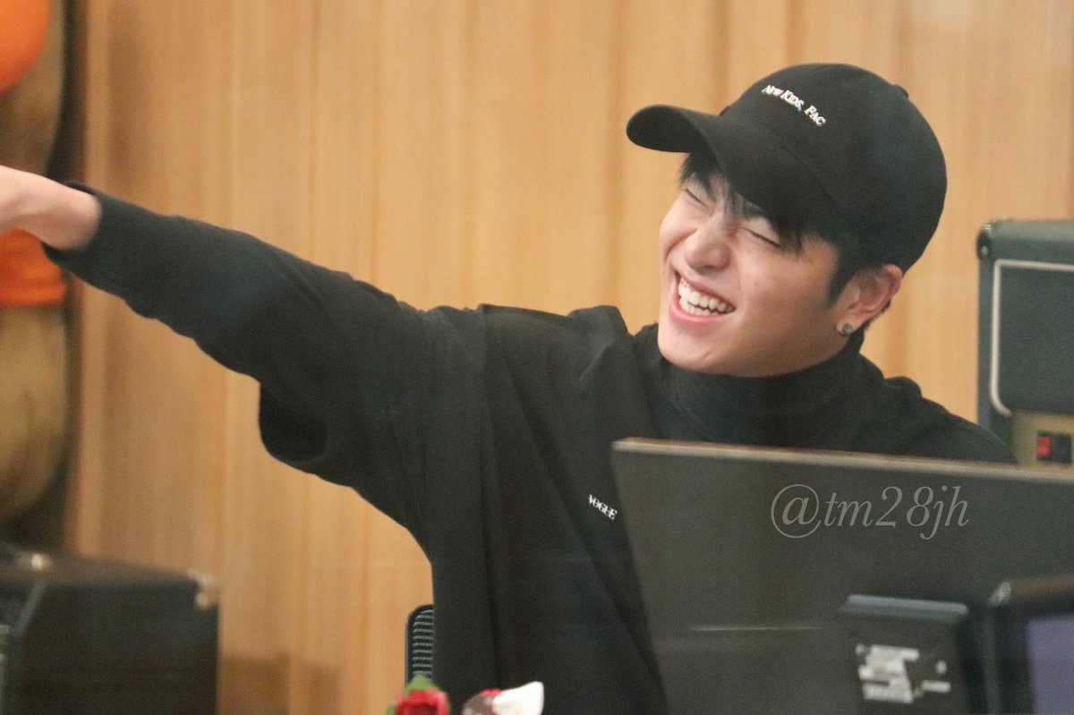 When you need a positive energy, just look at him! His smiles will give you something for sure.  #JUNHOE  #JU_NE  #iKON  #구준회  #준회  #아이콘  #ジュネ