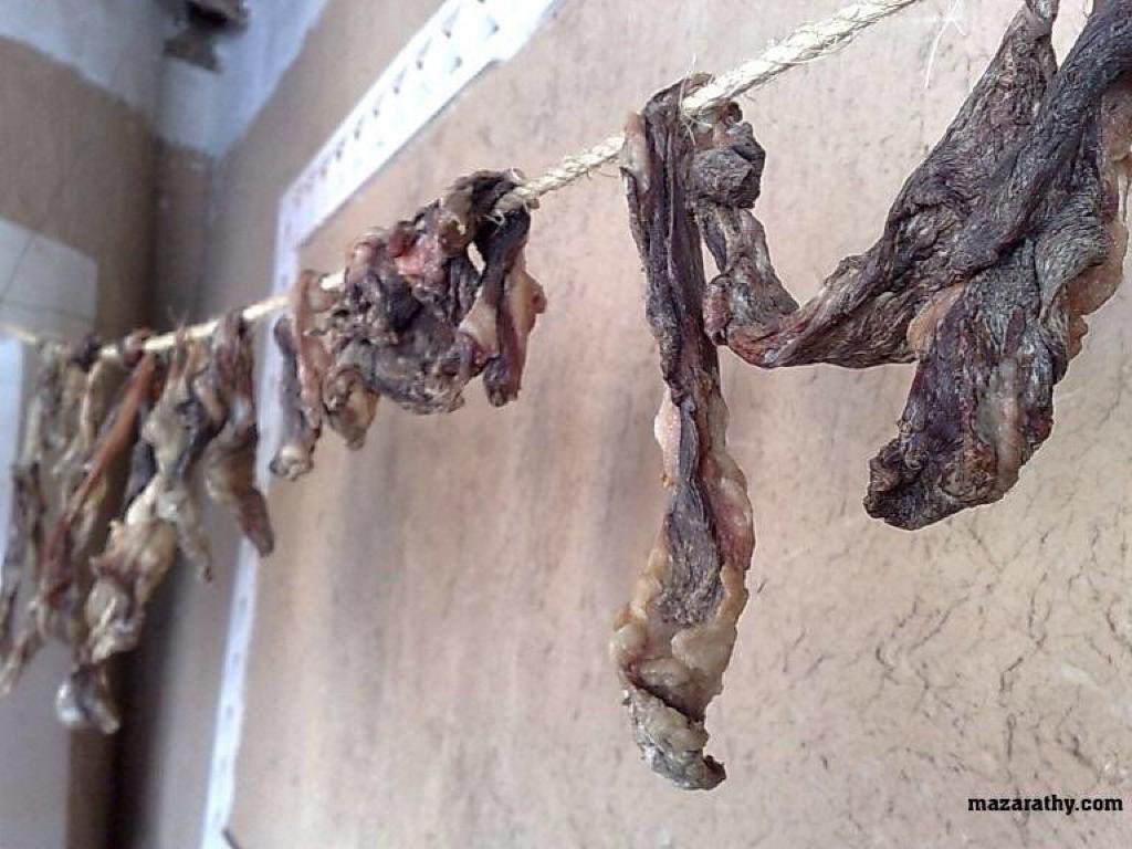 SalemAlSehman's tweet image. بهذه الطريقة كما يتضح من خلال الصور كان يتم حفظ اللحم قديما قبل الثلاجات يقطع ويملح ويعلق علي حبل في الهواء ماذا تسمي عندكم هذه الطريقه قديما.