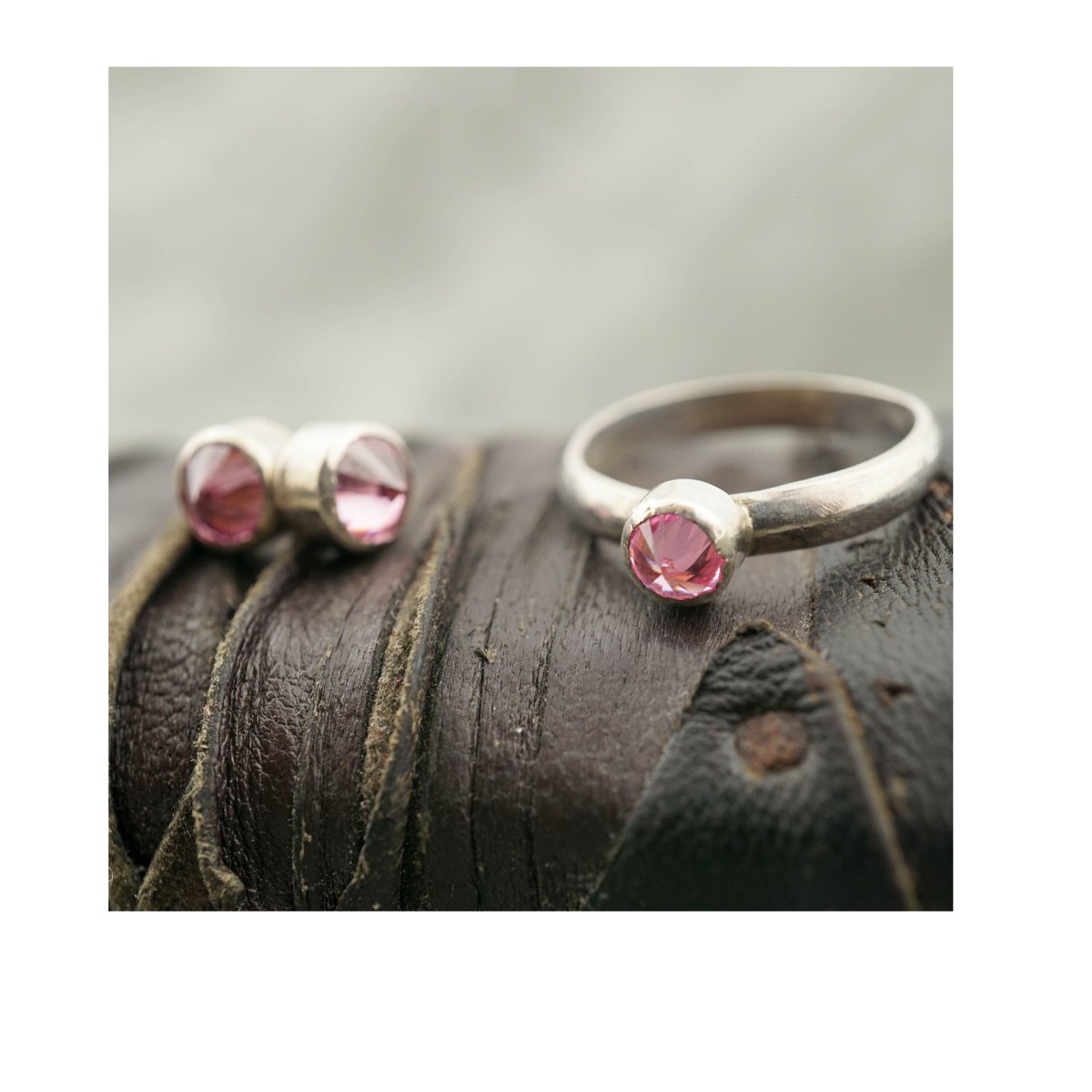 Metal Atelier Warrior Collection Posts and Solitaire

#warrior #warriorprincess #warriorjewelry #prettyinpink #rtw #matchingsets #rocknroll #rocknrolljewelry #earringoftheday #pinkspike #silverearring #pinkisthenewblack #princessjewelry