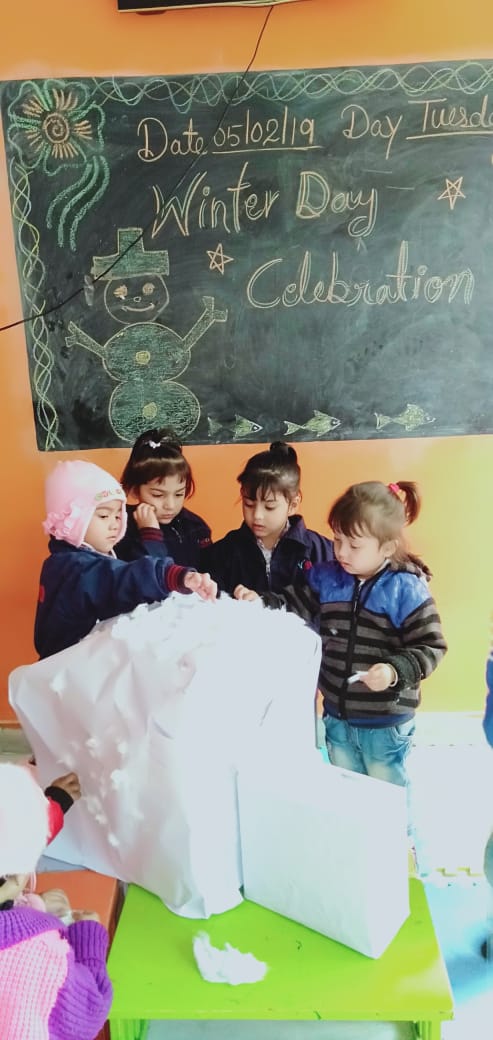 's tweet image. "Smooth and clean👻
and frosty white,❄️
The world looks good
enough to bite.
That's the season to be young
Catching snowflakes ⛄️
on your tongue"❄️ 👅

#WinterCelebrationActivity #funandfrolic #enjoyment #cankiddos #wecanschools👫❄️🌈☃️⛄️