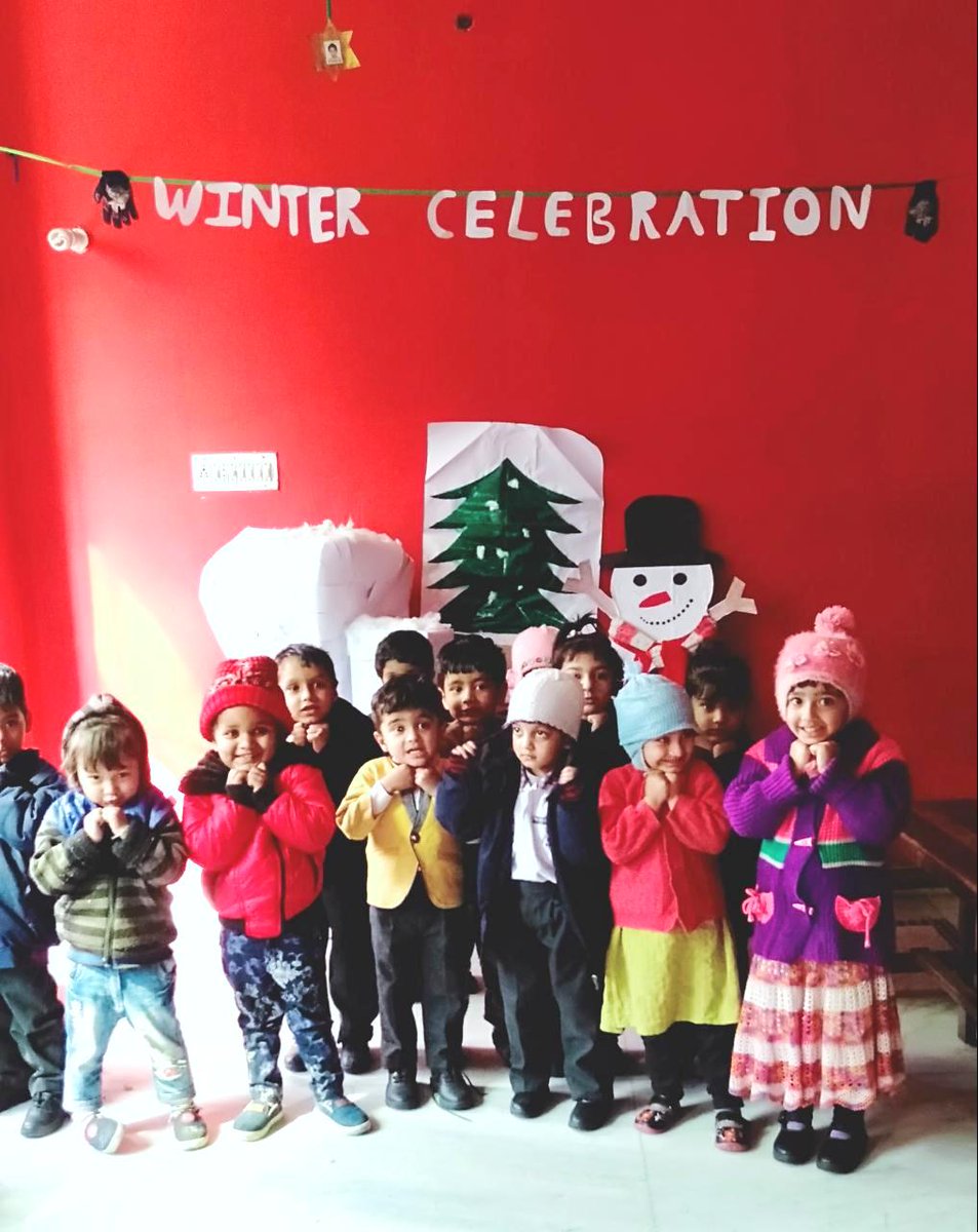 's tweet image. "Smooth and clean👻
and frosty white,❄️
The world looks good
enough to bite.
That's the season to be young
Catching snowflakes ⛄️
on your tongue"❄️ 👅

#WinterCelebrationActivity #funandfrolic #enjoyment #cankiddos #wecanschools👫❄️🌈☃️⛄️