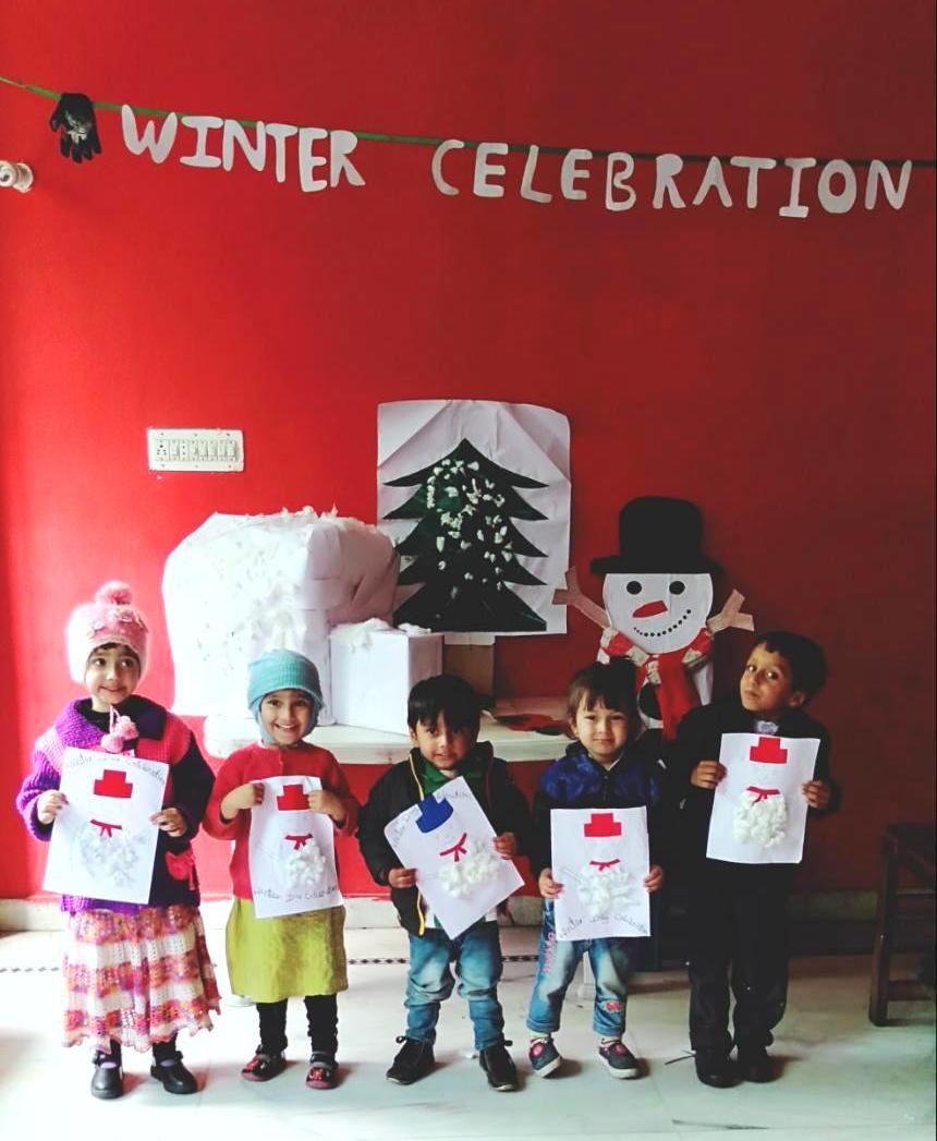 's tweet image. "Smooth and clean👻
and frosty white,❄️
The world looks good
enough to bite.
That's the season to be young
Catching snowflakes ⛄️
on your tongue"❄️ 👅

#WinterCelebrationActivity #funandfrolic #enjoyment #cankiddos #wecanschools👫❄️🌈☃️⛄️