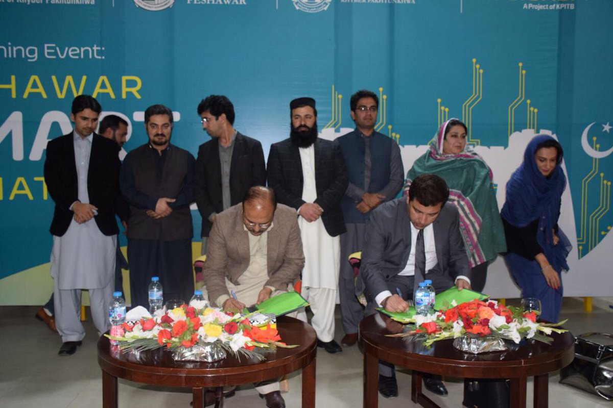 ShahramKTarakai's tweet image. خیبر پختونخوا انفارمیشن ٹکنالوجی بورڈ اور سٹی ڈسٹرکٹ گورنمنٹ کے مابین پشاور شہر کو اسمارٹ سٹی بنانے کے لیے مفاہمتی یاداشت پر باضابطہ طور پر دستخط کردیئے گئے جس کے نتیجے میں پشاور شہر میں ڈیجیٹل کمپلیکس کا قیام عمل میں لایا جائے 
#KPKUpdates #SmartCity #TechDrivenKP