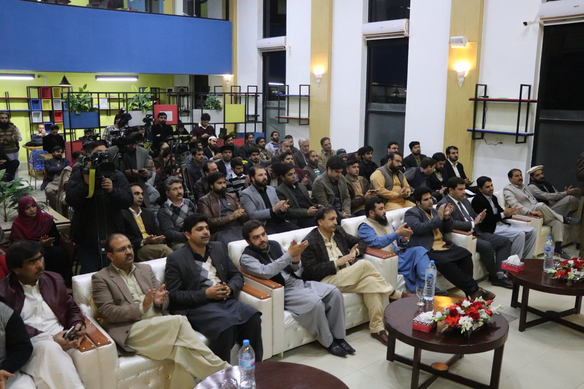 ShahramKTarakai's tweet image. خیبر پختونخوا انفارمیشن ٹکنالوجی بورڈ اور سٹی ڈسٹرکٹ گورنمنٹ کے مابین پشاور شہر کو اسمارٹ سٹی بنانے کے لیے مفاہمتی یاداشت پر باضابطہ طور پر دستخط کردیئے گئے جس کے نتیجے میں پشاور شہر میں ڈیجیٹل کمپلیکس کا قیام عمل میں لایا جائے 
#KPKUpdates #SmartCity #TechDrivenKP