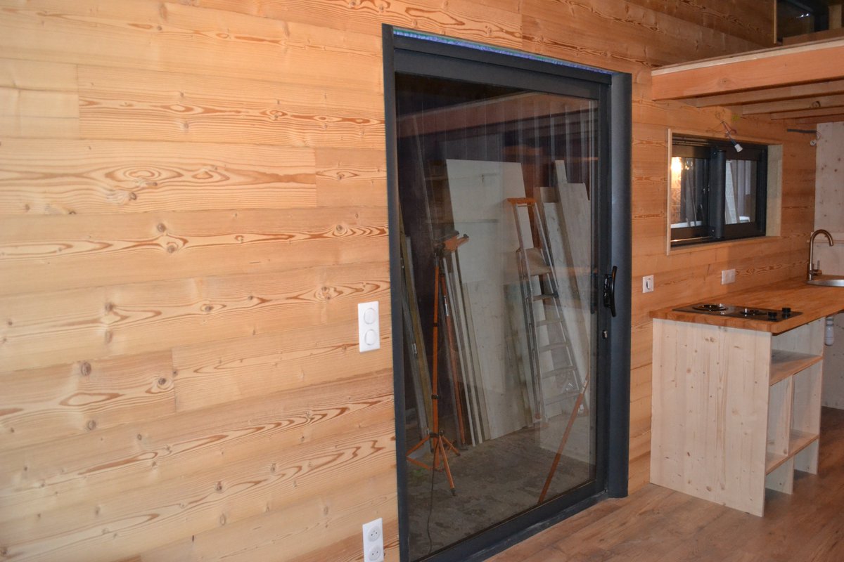 Spectrum4Media's tweet photo. Internally our latest tiny house is coming together nicely. Solid shiplapped wood cladding and handbuilt kitchen is this French customer's choice. Notice plenty of electrical sockets, which of course can be altered to our UK 3-pins.  🇫🇷🥖🇪🇺🧀🇬🇧🍷  #cladding #house #french https://t.co/eXPJLEJywA