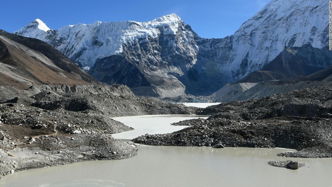 350's tweet photo. This is a big deal. The Himalayas are melting, a key source of water for 1.9 billion people. https://t.co/cg25p3Tm0D https://t.co/s5cLrqV72s