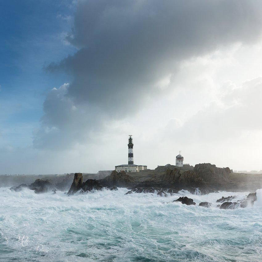 #Bretagne Magique ! 💫 Le phare du Créac’h au milieu des vagues à Ouessant 💝 
mathieurivrin.com par <a href="/mathieurivrin/">Mathieu Rivrin - Photographies</a> #finistere