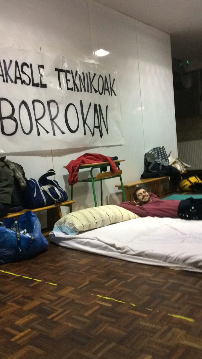 IT_arriskuan's tweet photo. Laugarren gaua bete dugu itxialdian. Afaria giro onean eta lo egiteko logistika hobetzen.
Irakasle Teknikoak borrokan jarraitzen dugu!! https://t.co/btwbcFs87h