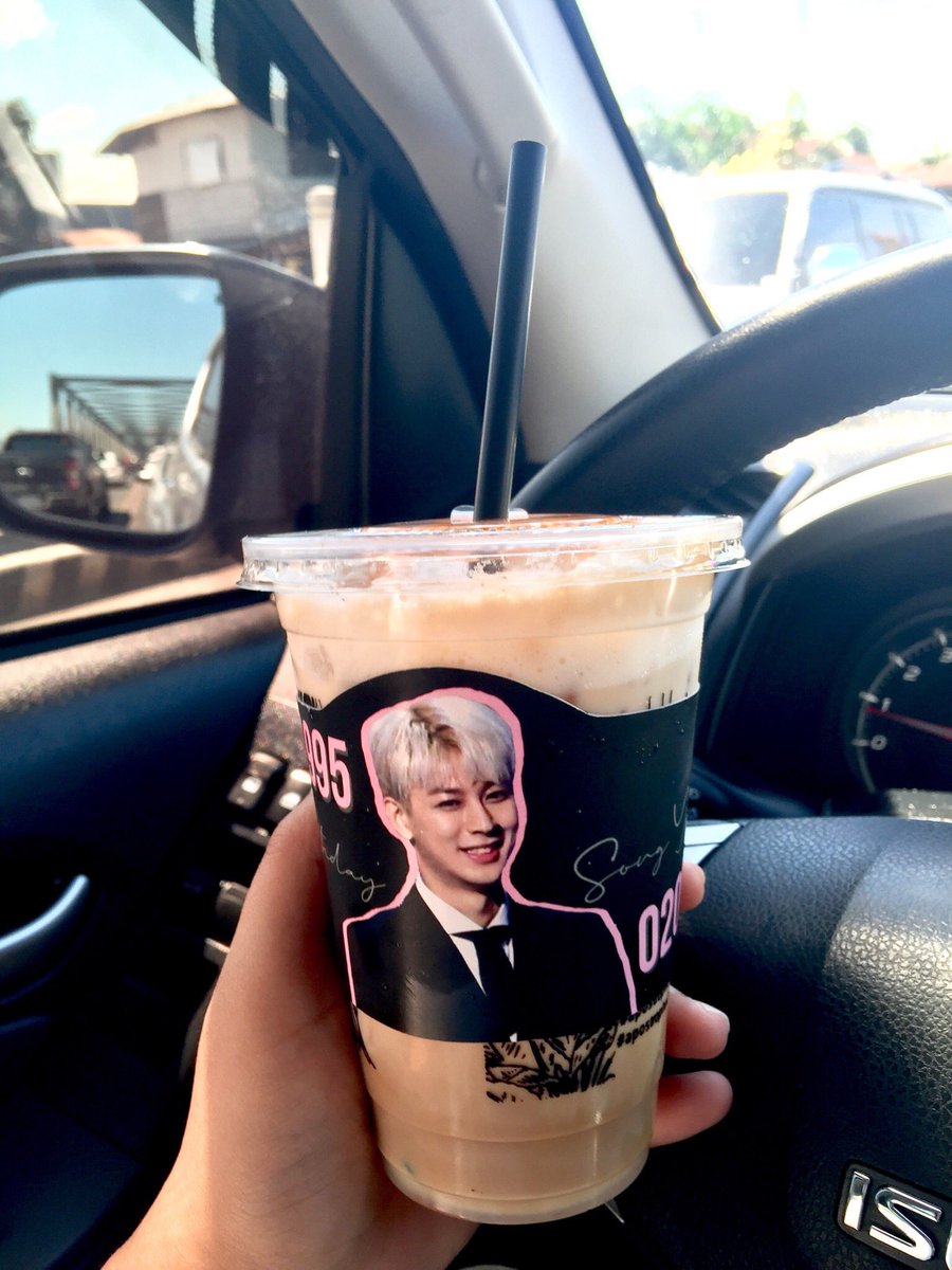 131changu's tweet photo. Blonde or Black hair, I know you’ll always rock it!🤘🏽🎉 @sssong6823 

Thank you to @ikonida for my first iKON cup-sleeve at #ApostropheCafe ♥️

#HBDSONGofTheYear 🎊 @YG_iKONIC https://t.co/qnId1EbTGS