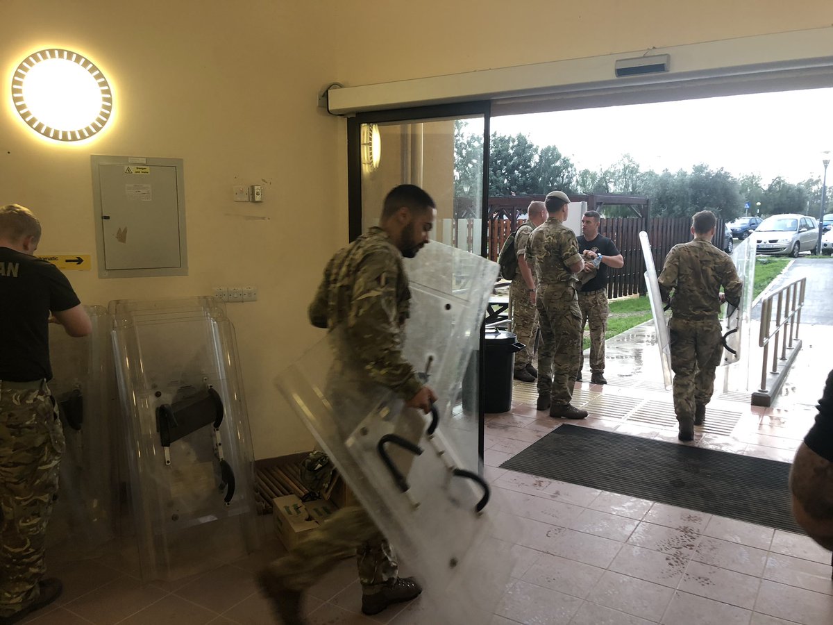 Army2MERCIAN's tweet photo. Over the last 24Hrs the high readiness Platoons of Dragon Company have been tested on their crash out procedure. They can deploy at 12hrs notice in support of @bfcyprus authorities in a wide range of roles.. #SFSH #HighReadiness https://t.co/jpwGYMIQuO