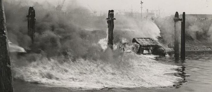 KoppersGP's tweet photo. In Vlaardingen wordt vast weer even stilgestaan bij het vreselijke ongeluk op 9 februari 1951 waarbij vijf brandweerlieden om het leven kwamen. Maar dat mag in de rest van het land ook best, hoor! https://t.co/58t1aGGMXC