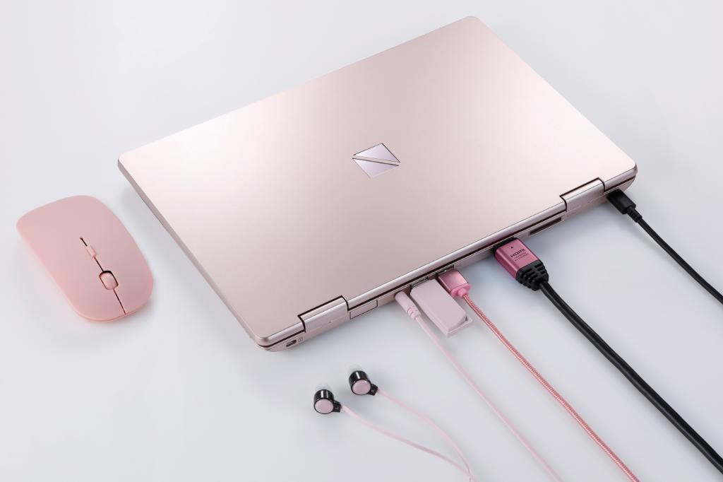 necpc_pc's tweet image. 新 #LAVIE Note Mobile は学生の声を集めて生まれた #モバイルPC
全ての端子を背面に設置することで両サイドがスッキリしたので、手元に置いた飲み物をケーブルに引っかける心配もなく、脇に置く教科書の邪魔をするものもありませんよ。他にも使いやすい機能を知りたい方は → bit.ly/2S16QbD